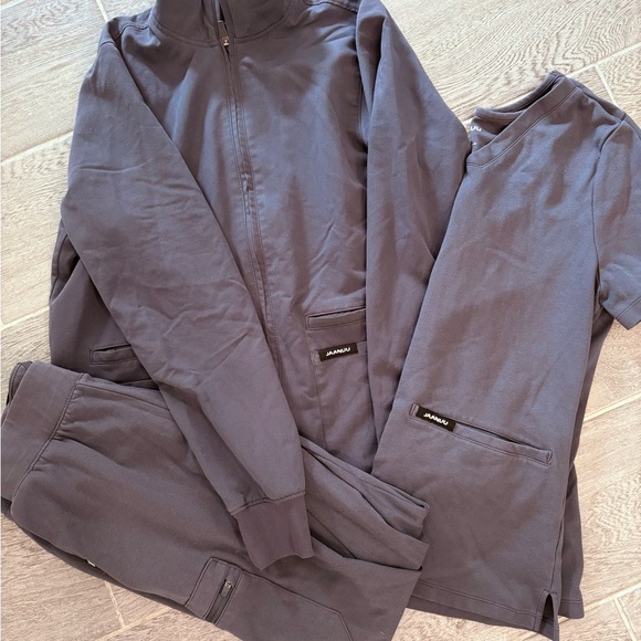 Jaanuu grey scrub set - Picture 1 of 2